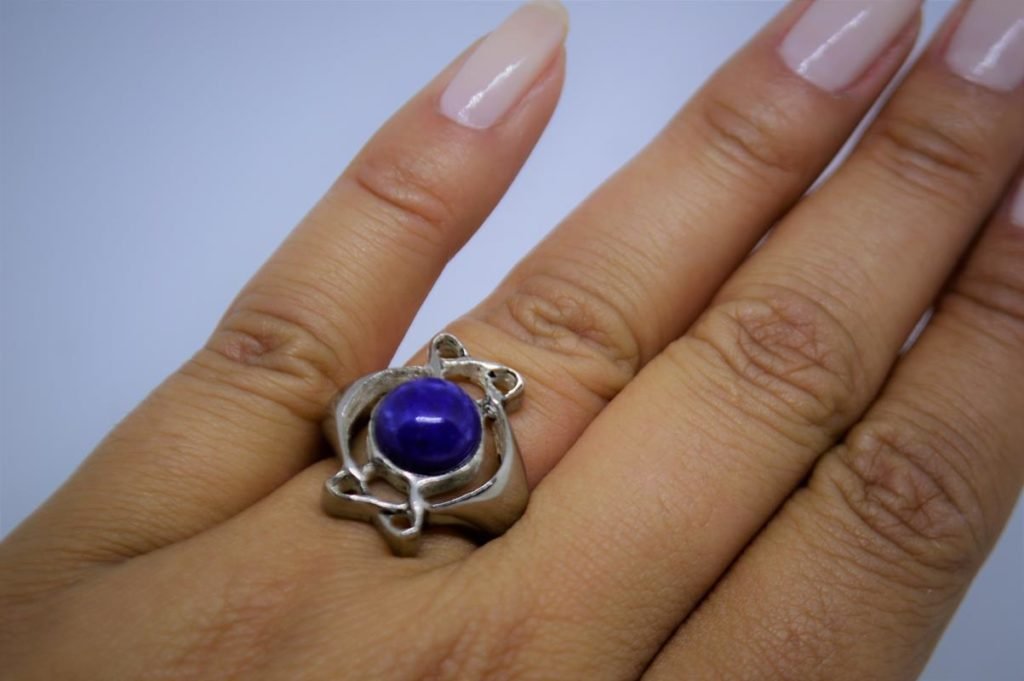 Anel Entre Laços em Prata de Lei com Lapis Lazuli