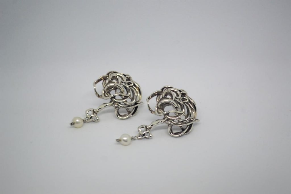 Brinco Flor Perolada em Prata de Lei