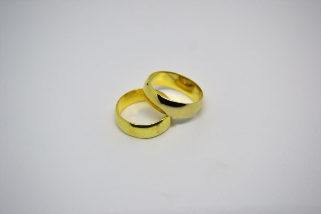 Aliança Meia Cana em ouro 18K