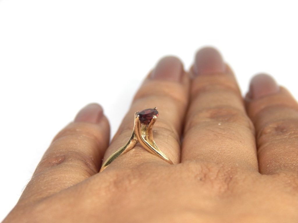 anel solitário granada